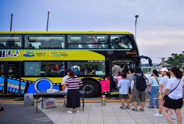 -여수 밤바다 낭만버스가 시간을 달리는 버스커의 운영을 한다 사진 여수시