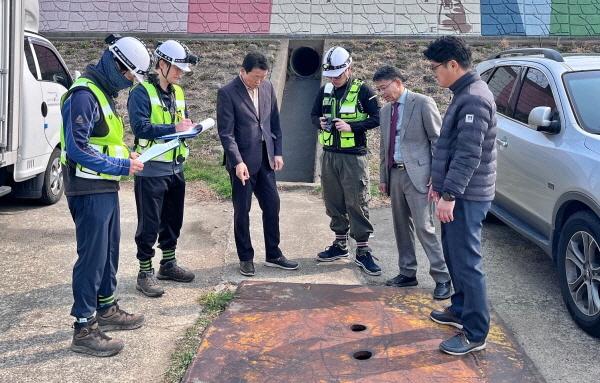-경주시는 시민의 생명과 재산 보호를 위해 형산강 전 구간을 대상으로 하천 시설물과 홍수취약지구에 대한 안전점검을 오는 5월 30일까지 실시한다고 밝혔다 사진 경주시