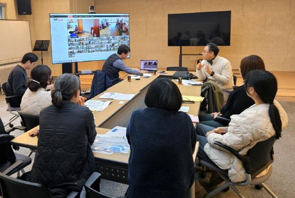 -영덕군은 지역 어르신들의 삶의 질을 높이고 경로당 문화를 혁신적으로 바꾸기 위해 다음 달 3일 영해면 실버복지관에서 스마트 경로당 개통식을 개최한다 사진 영덕군