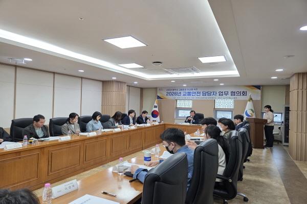 -경상북도교육청은 30일 본청 307호 회의실에서 교육지원청 교통안전 업무 담당자 20여 명이 참석한 가운데 교통안전 담당자 업무 협의회를 개최했다고 밝혔다 사진 경상북도교육청