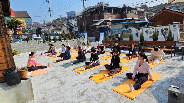 -웰니스프로그램은 고요한 숨결로 아침을 여는 아침요가 골목이 들려주는 관사골 이야기 스토리워킹 영주 지역 식재료로 정성껏 차린 한 상 관사골먹거리로 구성됐다 사진 영주시