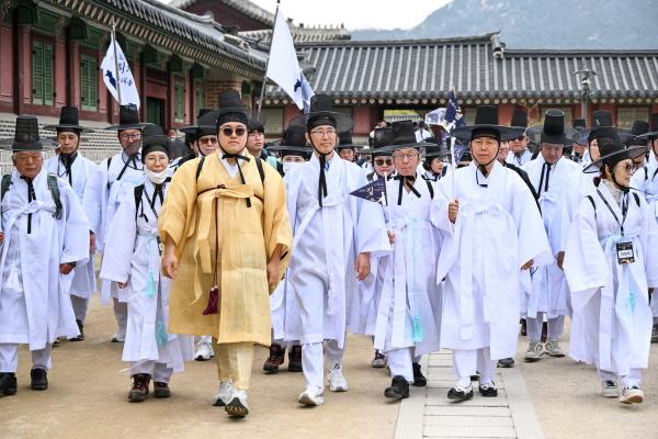 -참가자 250여 명이 270km약 700리에 달하는 14일간의 대장정에 나섰다 사진 경상북도