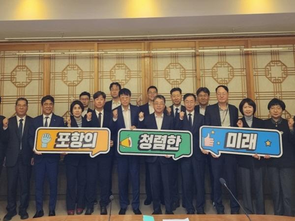 -포항시는 30일 시청 중회의실에서 부시장 이하 고위공무원이 참석한 가운데 반부패 청렴추진단 회의를 개최했다 사진 포항시