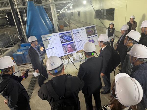 -포항시는 지난 27일 장기면 금곡리 연어 스마트양식 클러스터 현장에서 해양수산부와 전국 6개 지자체가 참석한 가운데 2026년 1분기 스마트양식 클러스터 조성사업 지자체 협의회를 개최했다 현장 답사 모습 사진 포항시