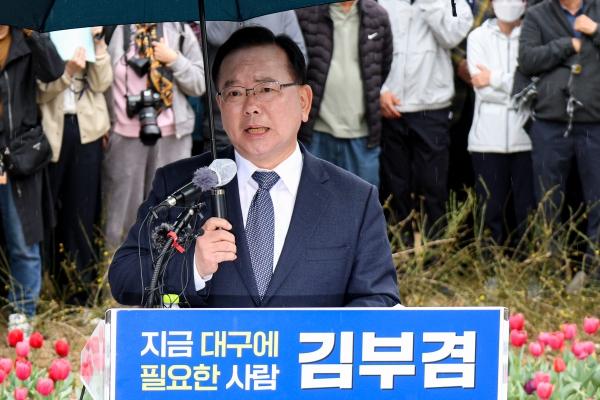 -더불어민주당 김부겸 전 국무총리가 30일 대구 중구 동성로 228기념 중앙공원에서 기자회견을 열고 63지방선거 대구시장 선거 출마를 공식 선언했다 사진 대구경북인터넷기자협회