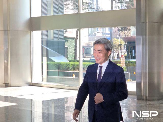 -31일 신현송 한국은행 총재 후보자가 출근길에서 기자들의 질문에 답변하고 있다 사진 강수인 기자