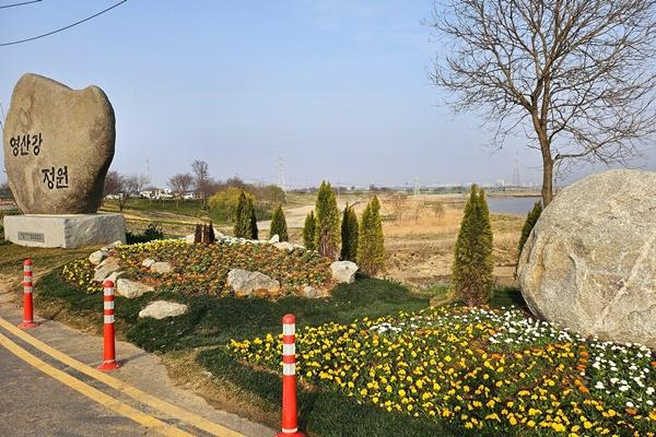 -나주 영산강정원 입구 화단에 팬지 데이지 등 다양한 봄꽃이 관광객들을 맞이하고 있다 사진 나주시