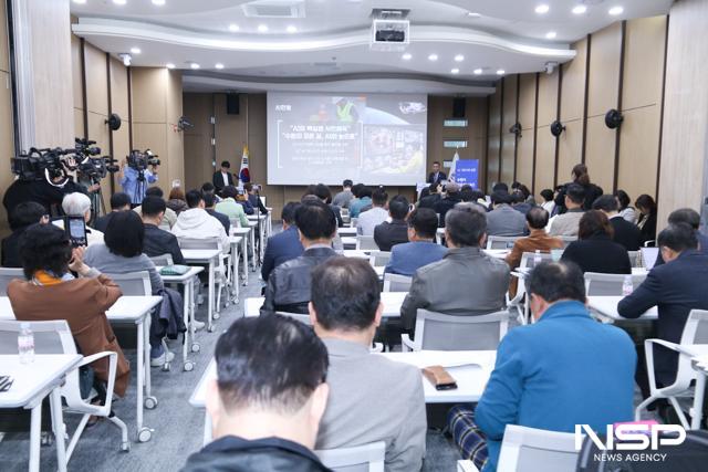 -오민범 수원시 AI스마트정책국장이 언론브리핑을 하고 있다 사진 조현철 기자