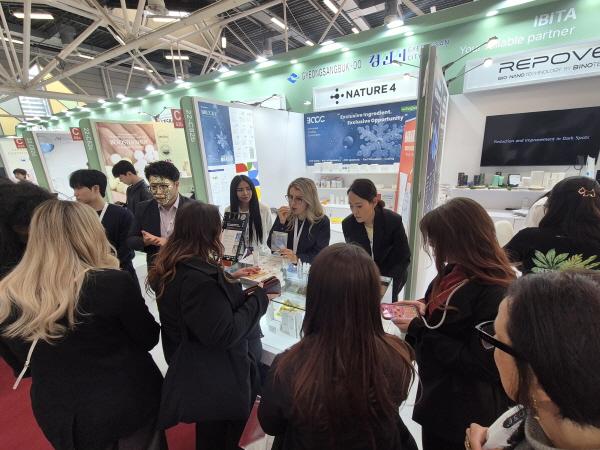 -경상북도는 지난 26일부터 28일까지 이탈리아 볼로냐에서 열린 2026 코스모프로프에 참가해 약 1600만 달러 규모의 수출 상담과 285만 달러한화 약 43억 원의 수출 계약을 성사시키는 성과를 거뒀다 사진 경상북도