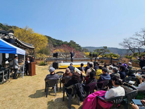 -봉화군은 28일 후 1시 30분부터 산수유 꽃 가득한 띠띠미마을에서 2026년 산수유 신춘 시 낭송회를 개최했다 사진 봉화군