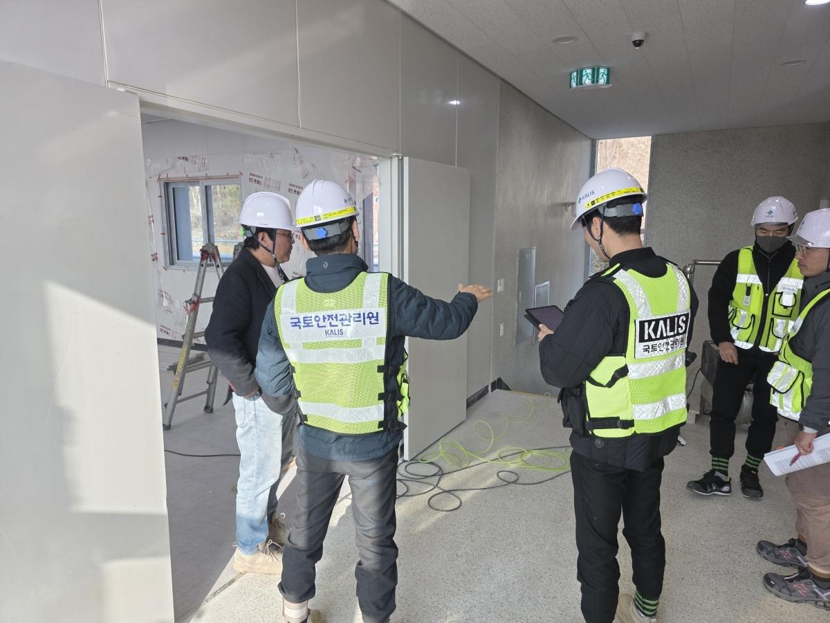 -국토안전관리원이 소규모 건설현장 안전관리를 점검하고 있다 사진 국토안전관리원