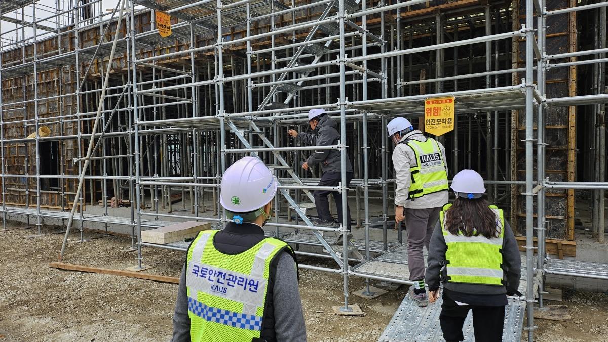 -국토안전관리원이 소규모 건설현장 안전관리를 점검하고 있다 사진 국토안전관리원