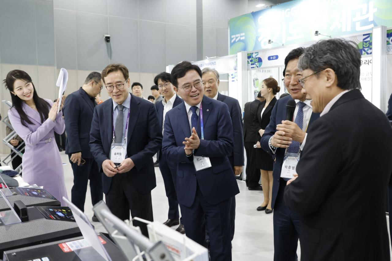 -진교훈 서울 강서구청장오른쪽이 31일 코엑스 마곡에서 한국 비즈니스 엑스포 강서와 연계해 열린 전시수출 상담회를 찾아 기업인과 대화를 하고 있다 사진 서울 강서구청