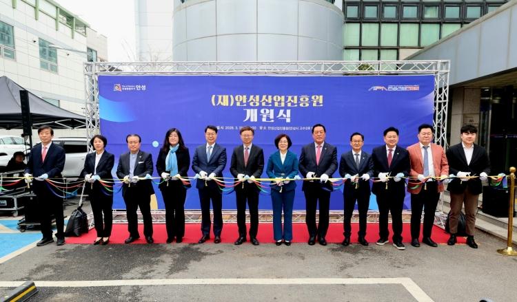 -31일 열린 안성산업진흥원 개원식에서 김보라 시장오른쪽 여섯번째을 비롯한 참여 내빈들이 공식 출범을 축하하며 테이프 컷팅식에 참여하고 있다 사진 안성시