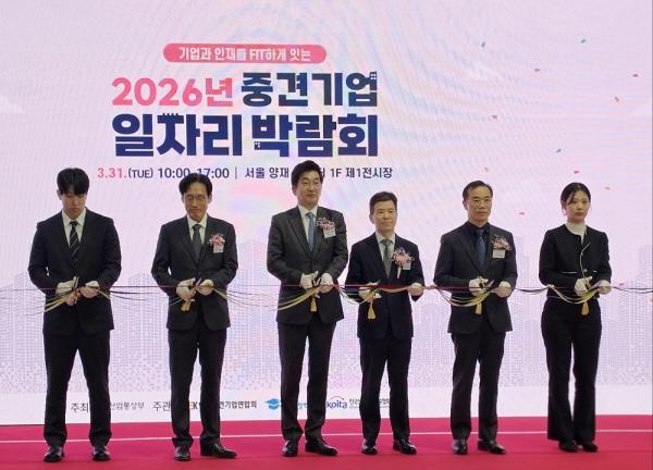 -한국장학재단과 한국중견기업연합회는 우수 중견기업 취업을 희망하는 청년인재와 인력수급을 희망하는 중견기업과의 만남을 위해 31일 서울 양재 aT센터 제1전시장에서 2026년 중견기업 일자리 박람회를 개최했다 사진 한국장학재단