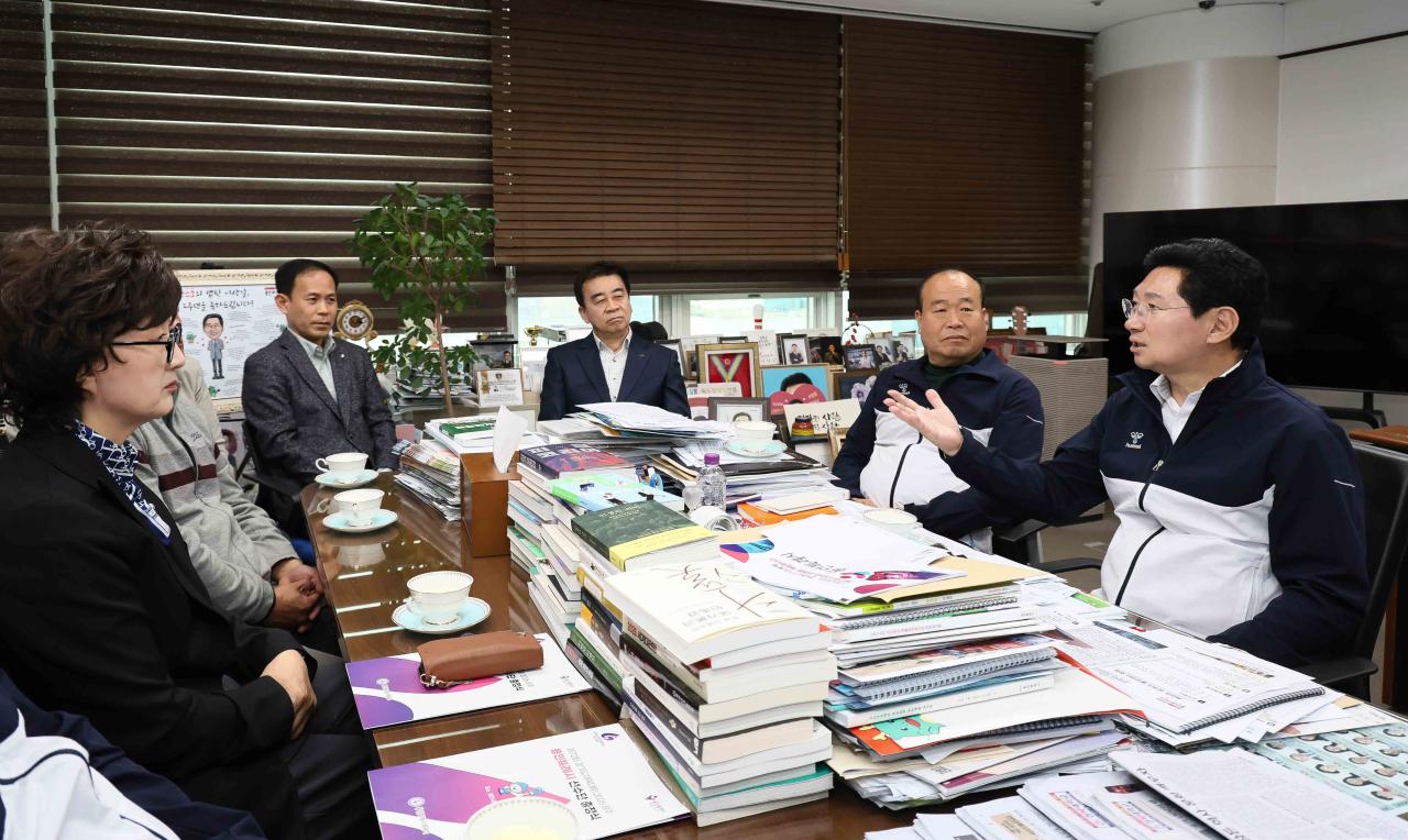 -이상일 시장이 직장운동경기부 감독과 종목단체 회장단과 간담회를 하고 있다 사진 용인특례시