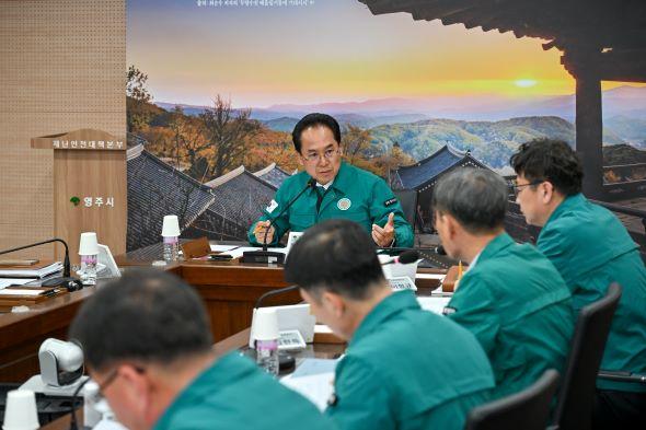 -이번 비상경제 TF는 부시장을 단장으로 상황총괄 민생안정 기업지원 농업대응 등 4개 분야로 운영되며 부서 간 협업과 유관기관과의 긴밀한 공조를 통해 경제 전반을 상시 점검하고 신속하고 실효성 있는 대응체계를 구축한다 사진 영주시