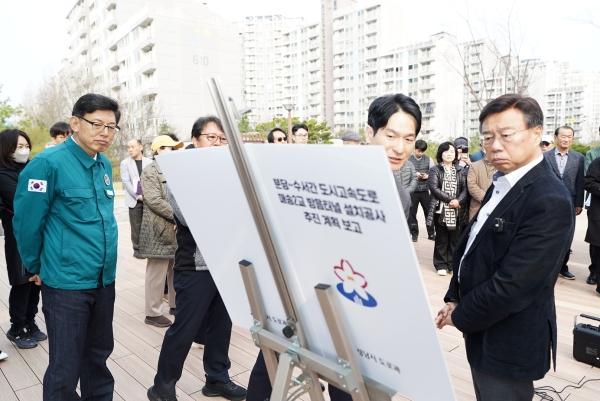 -1일 분당수서간 도시고속도로 상부 공원매송2교 앞에서 신상진 성남시장이 방음터널 설치공사 추진 계획에 대해 보고받고 있다 사진 성남시