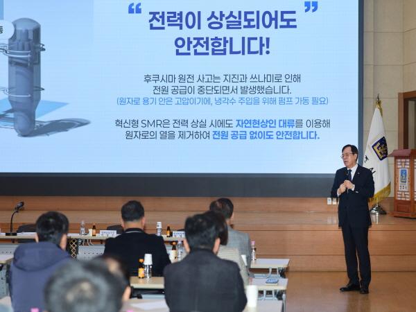 -김긍구 교수와 이동수 경제산업국장의 설명 모습 사진 경주시