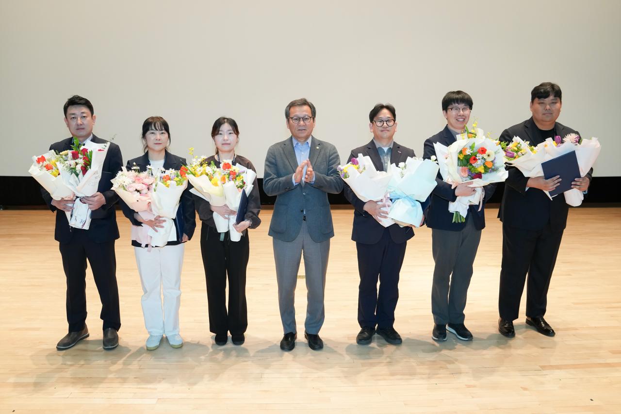 -강릉시가 적극행정 우수공무원에 대해 포상을 진행한 모습 사진 강릉시