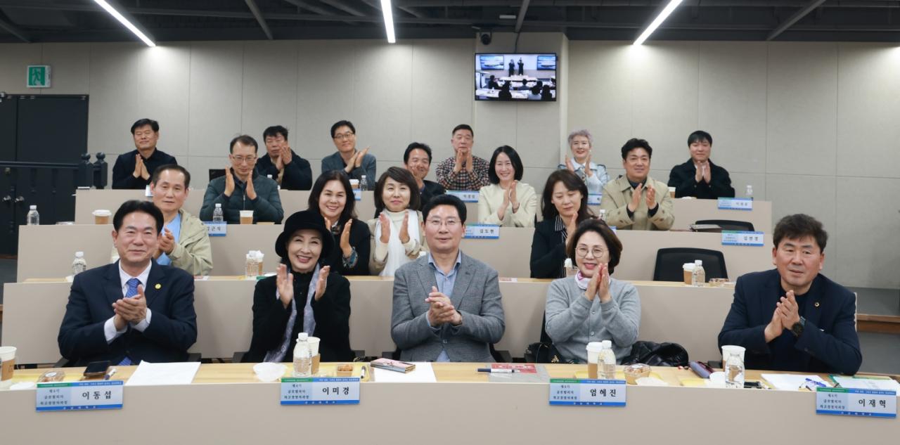 -이상일 시장이 강남대학교 글로벌리더 최고경영자과정 수강생들과 함께 기념촬영을 하고 있다 사진 용인특례시