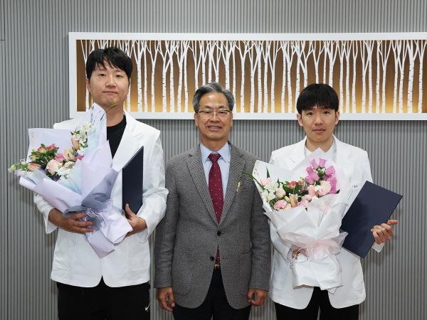 -영양군은 지난 3월 31일 지역 보건의료의 최일선을 지켜온 보건소 김상훈 장민식 공중보건의사에게 보건복지부 장관 표창장을 전수했다 사진 영양군