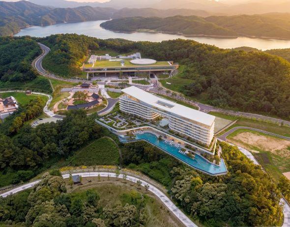 -안동시는 호텔 건립 사업이 완료될 경우 체류형 관광객 증가와 지역 소비 확대 일자리 창출 등 경제적 파급 효과가 클 것으로 보고 있다 또한 국제행사 유치 기반 강화와 관광자원 연계 효과도 기대하고 있다 사진 안동시