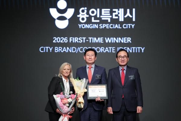 -이상일 용인특례시장이 2일 서울 롯데호텔에서 열린 2026 뉴욕페스티벌 대한민국-국가브랜드 대상에서 반도체산업 선도 도시 부문 등 2관왕을 차지한 뒤 관계자들과 기념사진 촬영을 하고 있다 사진 용인특례시