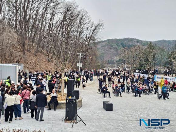 -벚꽃축제 첫날 오후 4시부터 연계 프로그램인 벚꽃 따라 철길 여행 걷기 행사가 진행되어 약 2천여명이 참여했으며 옛 철길을 활용한 코스를 걷는 이 프로그램은 자연 경관과 지역 자원을 활용한 프로그램이라는 점에서 긍정적인 반응이 이어졌다 사진 NSP통신 김오현 기자