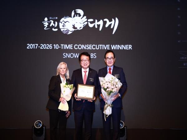 -울진군은 2026 뉴욕페스티벌 대한민국-국가브랜드 대상 시상식에서 울진대게가 농수축산물브랜드 대게 부문 10년 연속 수상 평생돌봄도시 부문 대상 수상의 영예를 안았다 울진대게 수상 모습 사진 울진군