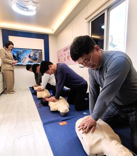 -장성군이 심폐소생술 체험관에서 실시한 공직자 심폐소생술 교육 사진 장성군
