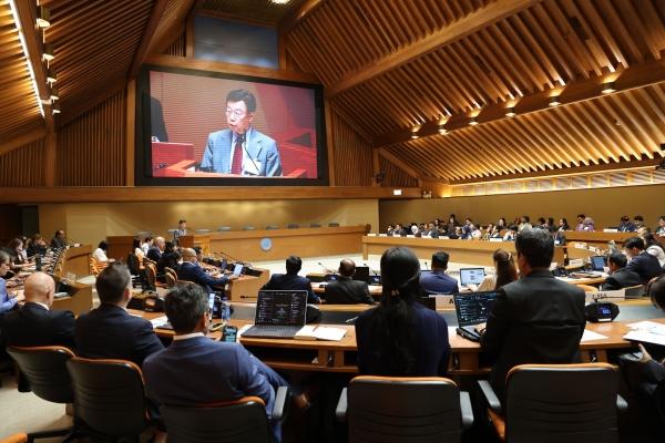 -신상진 성남시장이 2026년 3월 16일 태국 방콕 유엔컨퍼런스센터에서 열린 유엔지역개발센터UNCRD 지속가능교통EST 아시아지역 회의에서 성남형 미래 모빌리티 정책을 발표하고 있다 사진 성남시