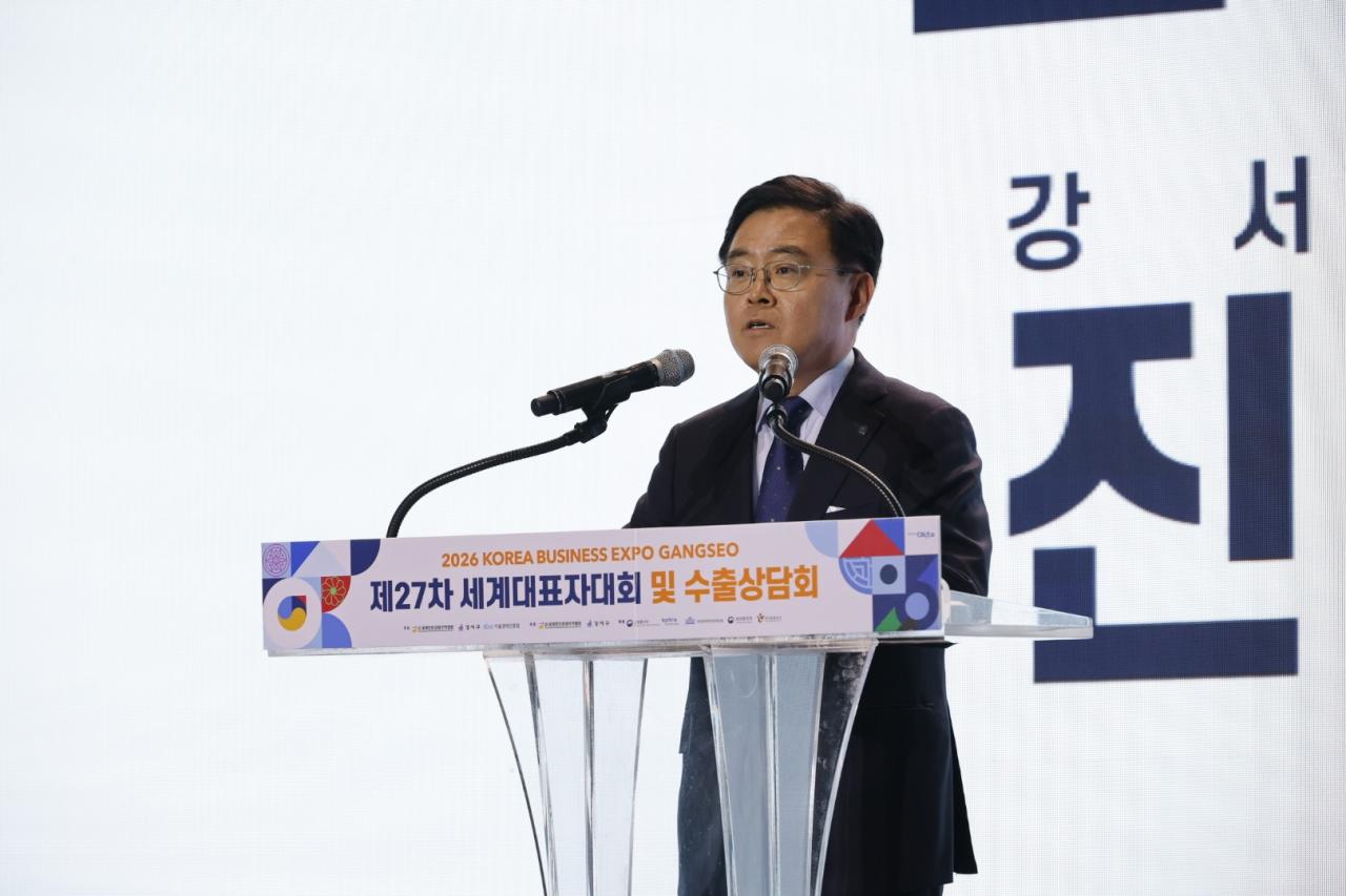 -진교훈 강서구청장이 1일 한국 비즈니스 엑스포 강서 폐회식에서 환송사를 하고 있다 사진 서울 강서구청