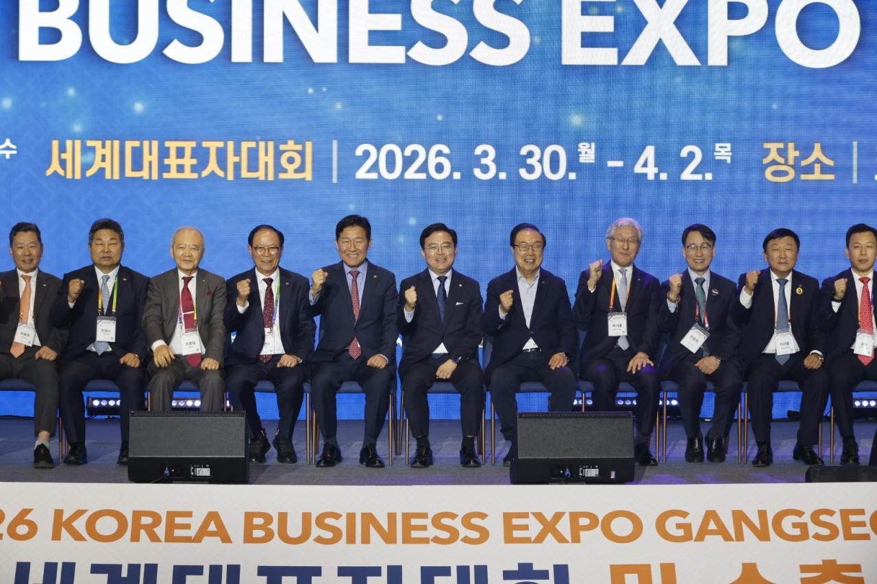 -진교훈 강서구청장왼쪽 여섯 번째이 1일 한국 비즈니스 엑스포 강서 폐회식에서 박종범 세계한인경제무역협회장왼쪽 다섯 번째 등 내빈들과 기념촬영을 하고 있다 사진 서울 강서구청