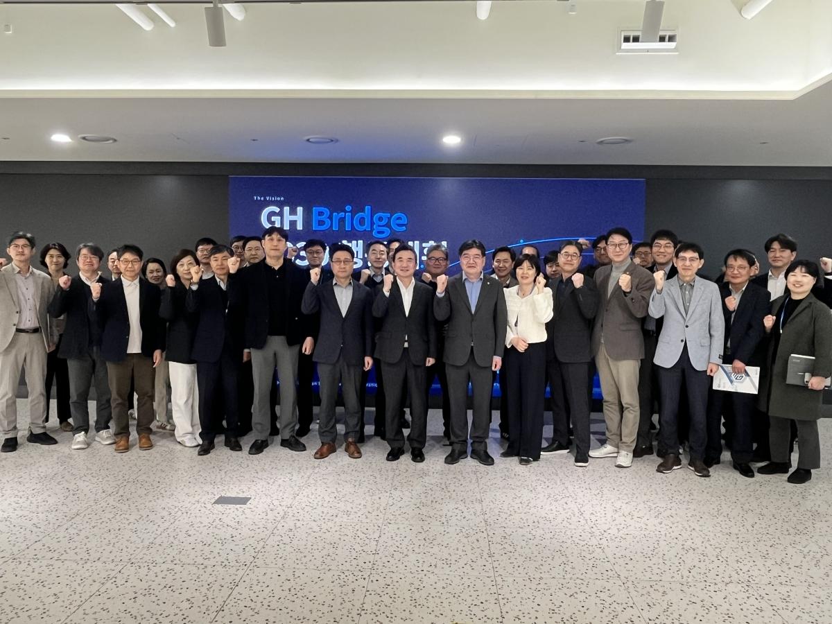 -김용진 GH 사장이 GH Bridge 2030에 대해 직원들과 소통하면서 비전을 공유하고 기념촬영을 하고 있다 사진 GH