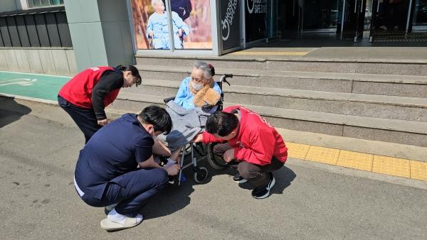 -안산시 사이동 어르신들과 따뜻한 동네한바퀴 행사에 참석한 환우분들의 안전을 챙기는 김석훈 예비후보 사진 김석훈 예비후보 측