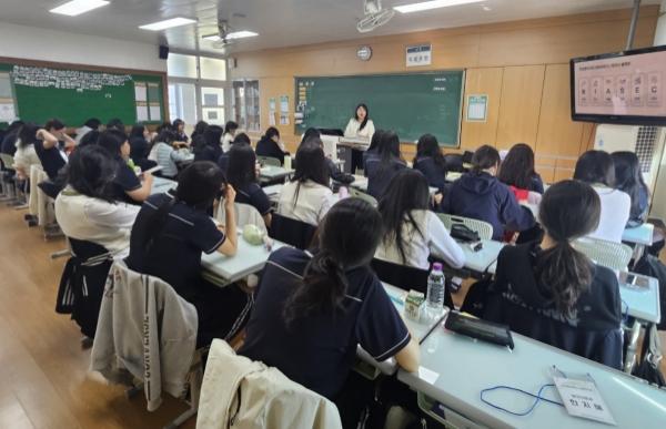-진성여자고등학교에서 안정적인 진로취업 기반 마련을 위한 자기 이해와 강점 찾기 프로그램이 진행됐다 사진 한영대학교