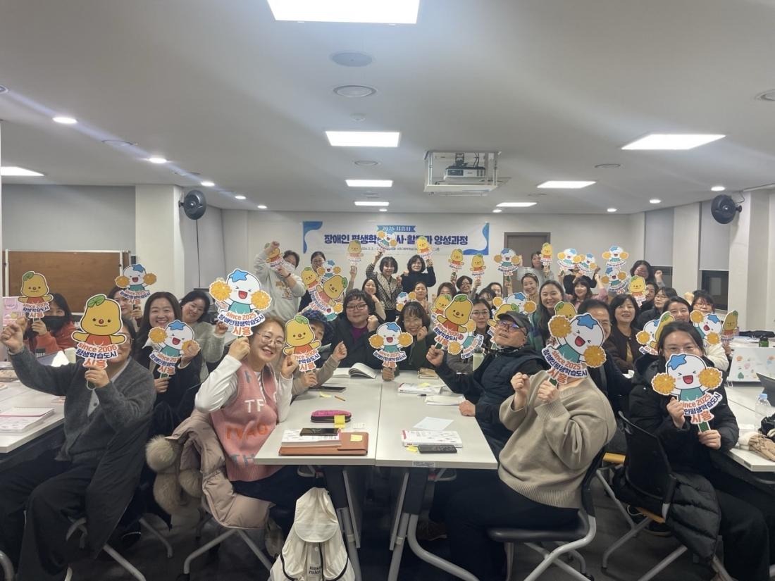 -평생학습 프로그램을 즐기는 시민들 사진 시흥시