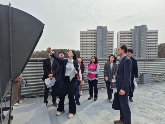 -학교 시설 등을 점검하는 장윤정 경기도의원 사진 장윤정 의원실