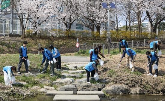 -서울 서초구 양재천 일대에서 상미당홀딩스 계열사 임직원들이 환경 정화 활동을 하고 있다 사진 상미당홀딩스 제공