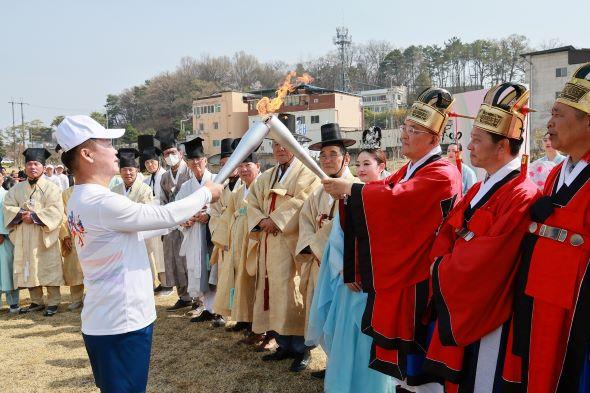 -예천군 제64회 경북도민체전 성화 채화 및 봉송 행사 개최 경주 안동 예천에서 채화된 성화 모여 도민 화합의 불 밝혀 사진 예천군