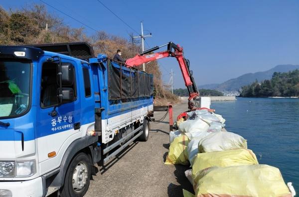 -여수시가 도서지역 생활폐기물 관리체계를 강화하고 방치폐기물 정비에 나선다 사진 여수시