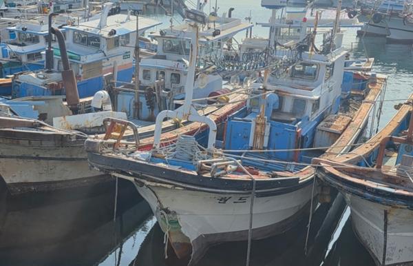 -여수시가 국동항 장기 방치 선박 제재 절차에 착수했다 사진 여수시