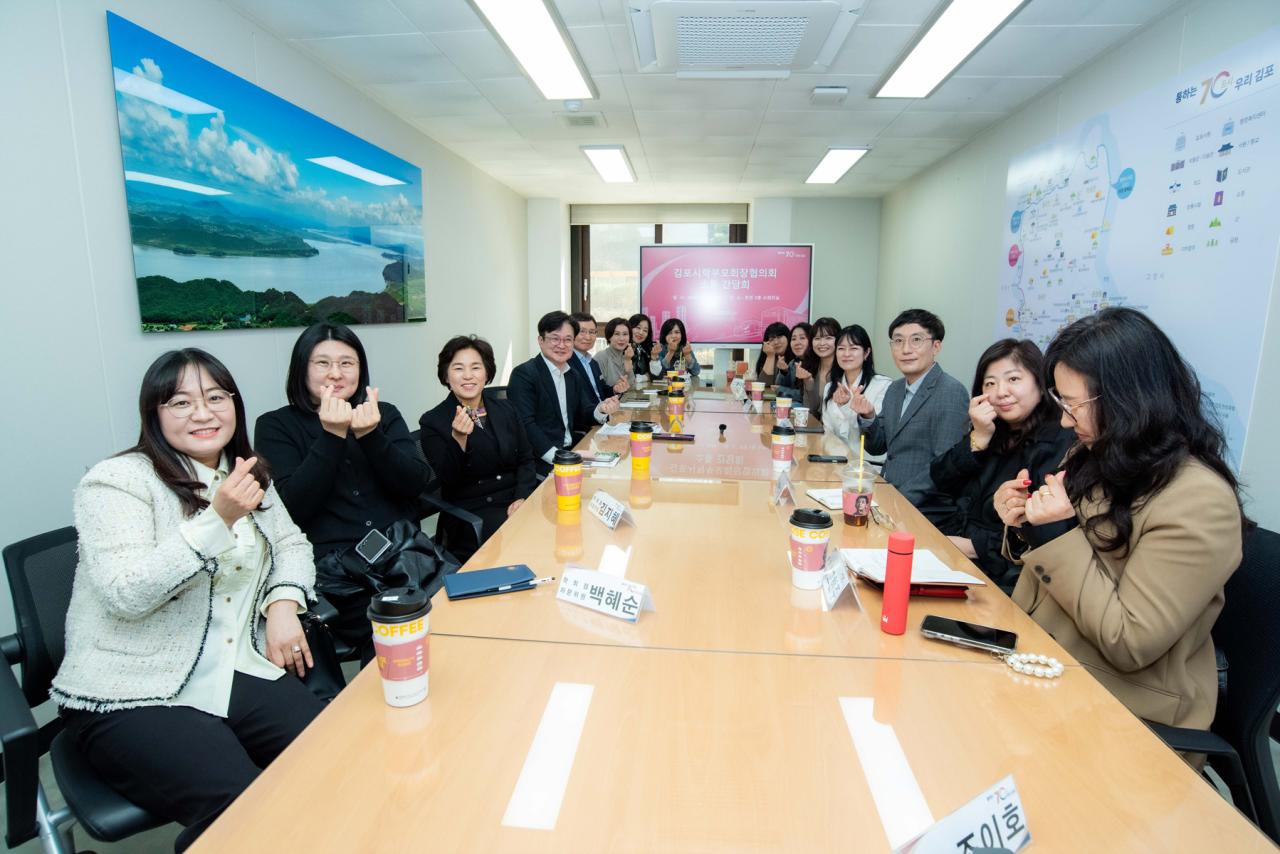 -김병수 김포시장과 김포시학부모회장협의회와 간담회를 진행한 모습 사진 조이호 기자