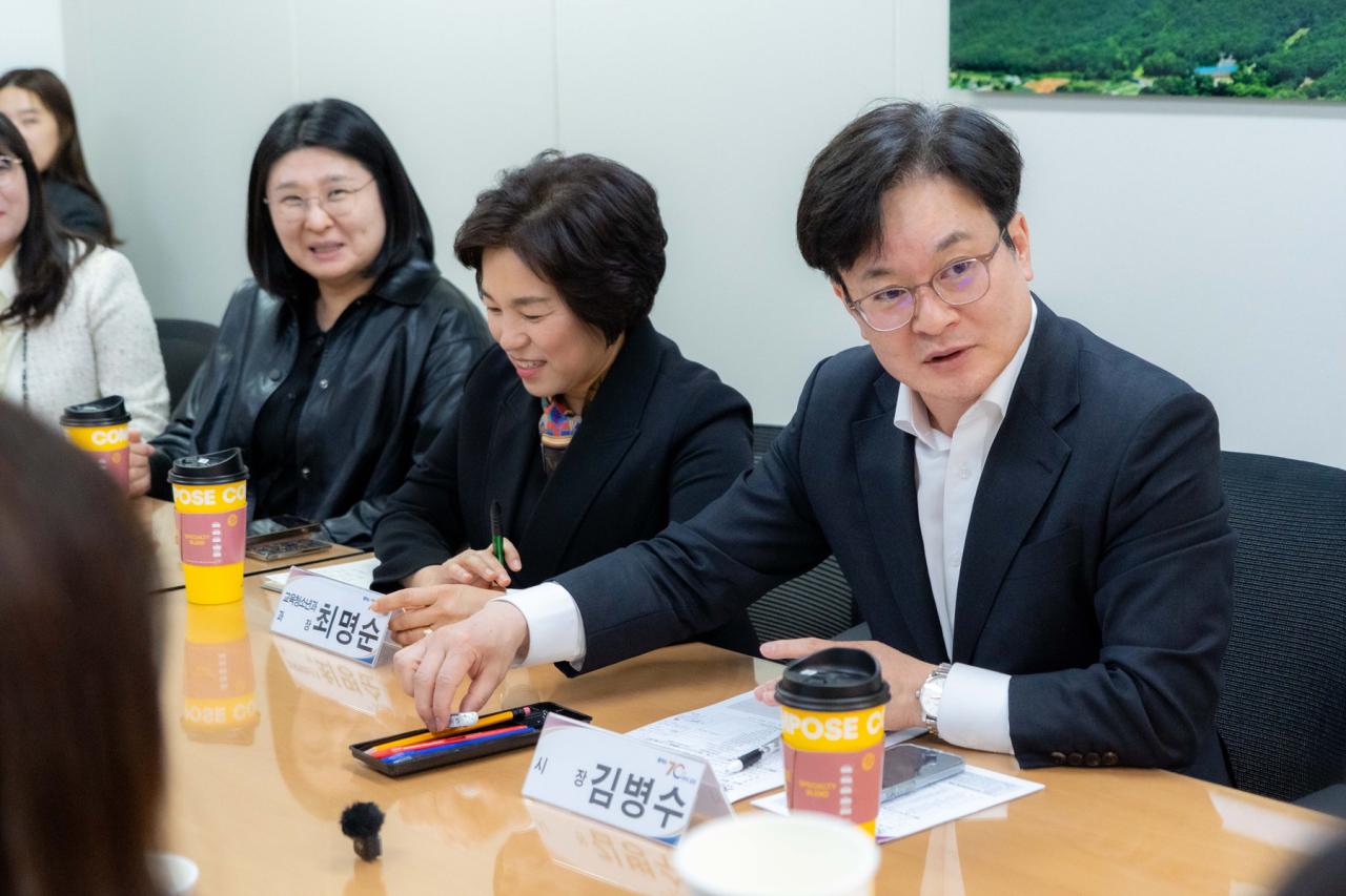 -김병수 김포시장이 협의회와 간담회를 진행한 모습 사진 조이호 기자