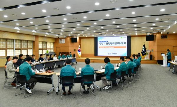 -경산시는 3일 시청 대회의실에서 경산시장 권한대행 이도형 부시장 주재로 제3회 안전관리실무위원회를 열었다 사진 경산시