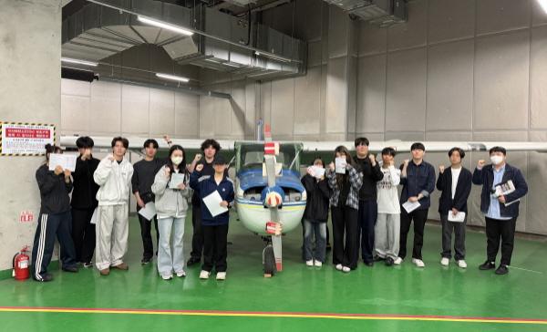 -한국교통안전공단은 3일 서울 항공자격시험장서울 마포구 소재에서 한서대학교 자유전공학부 신입생 200여 명을 대상으로 미래 항공 인재 육성을 위한 항공자격시험 현장체험 프로그램을 운영했다고 밝혔다 사진 한국교통안전공단