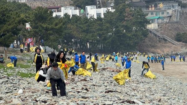-여수시가 여수세계섬박람회 성공 개최를 위해 봄맞이 해안가 청결운동을 펼치고 있다 사진 여수시