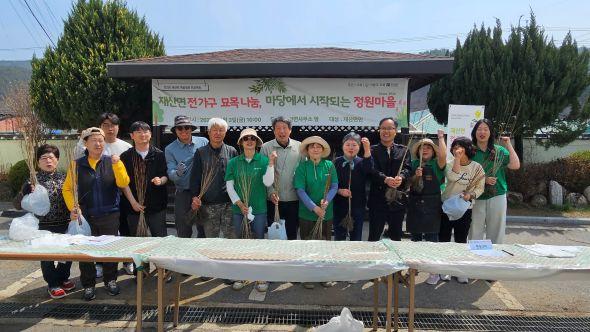 -마당에서 시작되는 정원마을 사람과초록 재산면 1가구 1묘목 나눔 행사 성료 사진 봉화군