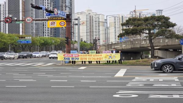 -포항시는 6일 출근 시간대 대잠사거리와 오거리 일원에서 유관기관 합동 대시민 에너지 절약 캠페인을 실시했다 사진 포항시